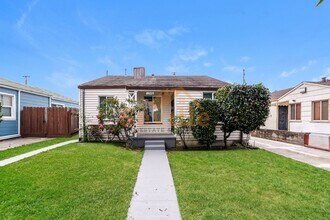 Building Photo - Single story 3BR/1BA home in convenient South Berkeley neighborhood.
