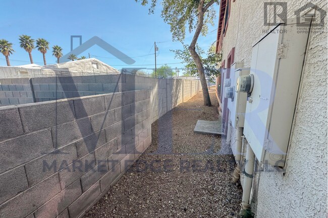 Building Photo - 3Bed/2.5Bath Townhouse at 24th St/Thomas! Ready for Immediate Move-In!