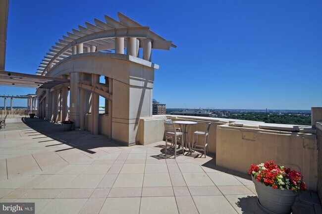 Building Photo - 888 N Quincy St