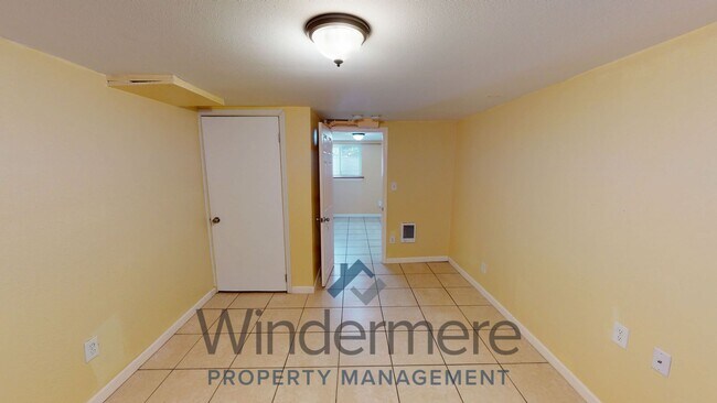 Building Photo - 527 E Cherry St