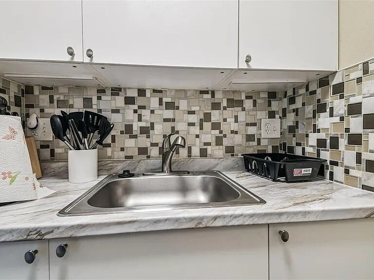 Building Photo - 4134 Dolphin Dr