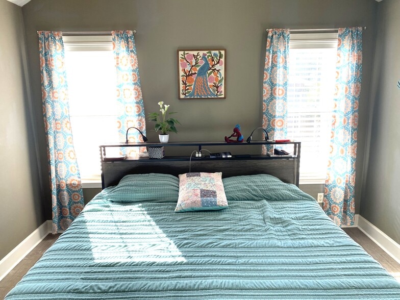 master bedroom windows - 976 Fuller Glen Cir