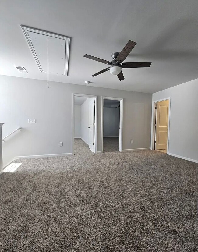 Building Photo - Very Spacious Townhome Available For Move In March 2026