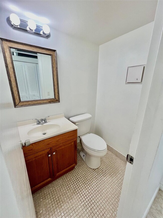 Building Photo - 129 Mansfield D