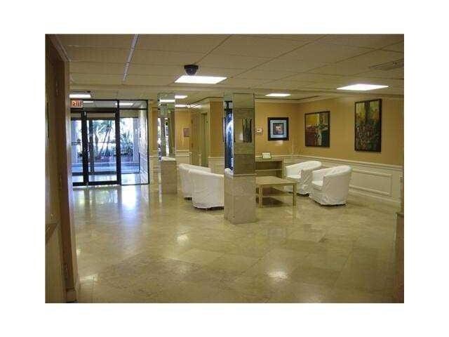 Building Photo - 4164 Inverrary Dr