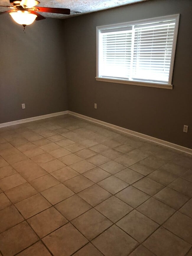 Building Photo - 4 Bedroom / 3 Bath Home   Church Hill, TN
