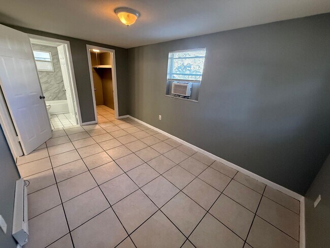 Building Photo - 1/1 Cleawater / MOVE IN SPECIAL