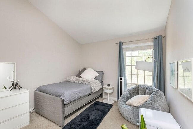 Building Photo - Beautiful 3 Bed Townhome In the Heart Of Village Of West Clay!