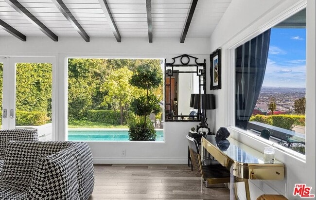 Building Photo - 1514 Sunset Plaza Dr