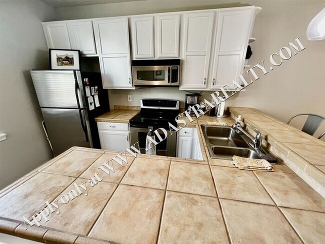 Building Photo - Beautiful 2 Bed 2.5 Bath Townhome Near The...