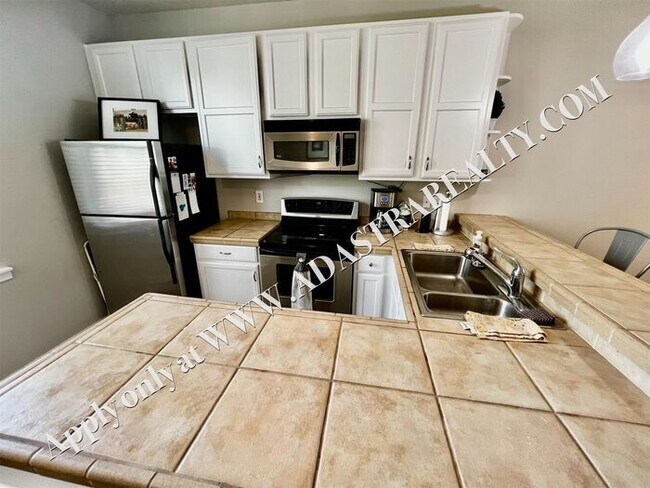 Building Photo - Beautiful 2 Bed 2.5 Bath Townhome Near The Plaza - Available NOW!!