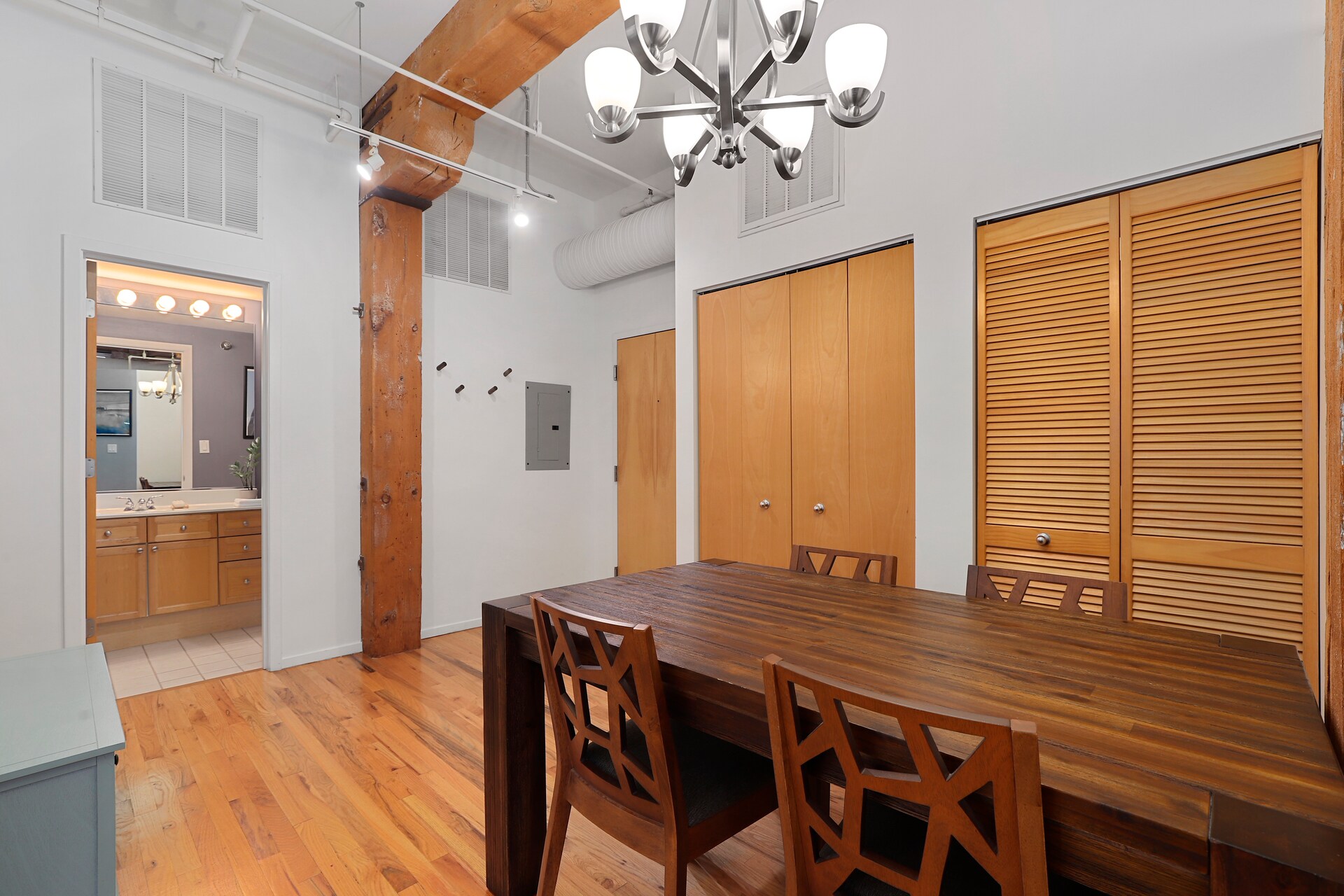 Second full bathroom right off of foyer entry - 417 S Jefferson St