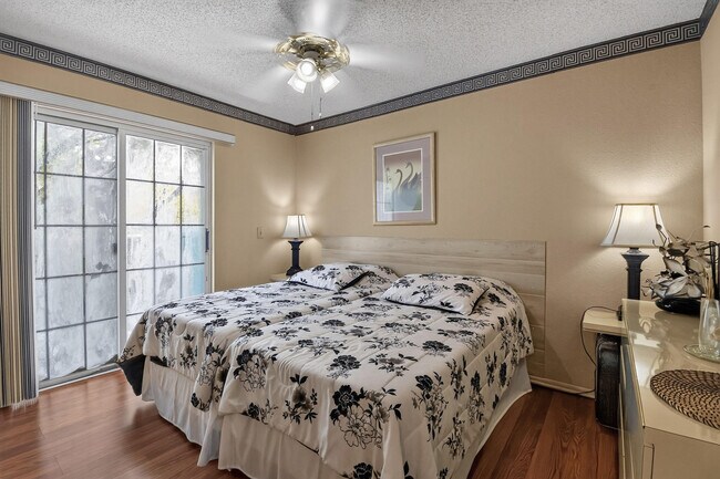 Building Photo - 1606 SE Green Acres Cir