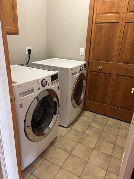 full size laundry - 18235 W Wisconsin Ave