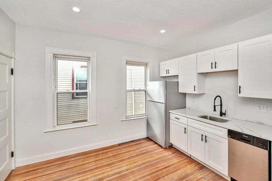 Primary Photo - 41 Dix St