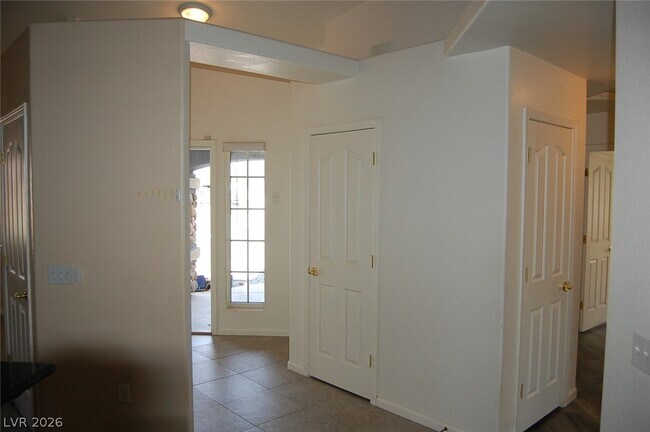 Building Photo - 4911 Ridgewood Dr