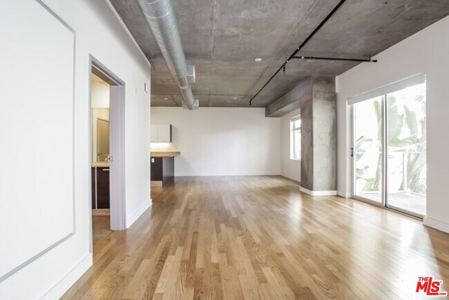 Building Photo - 645 W 9th St