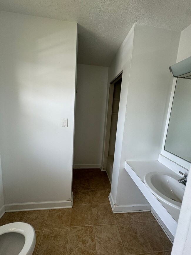 Building Photo - 2BR/2.5BA condo in Champion Court near Cen...
