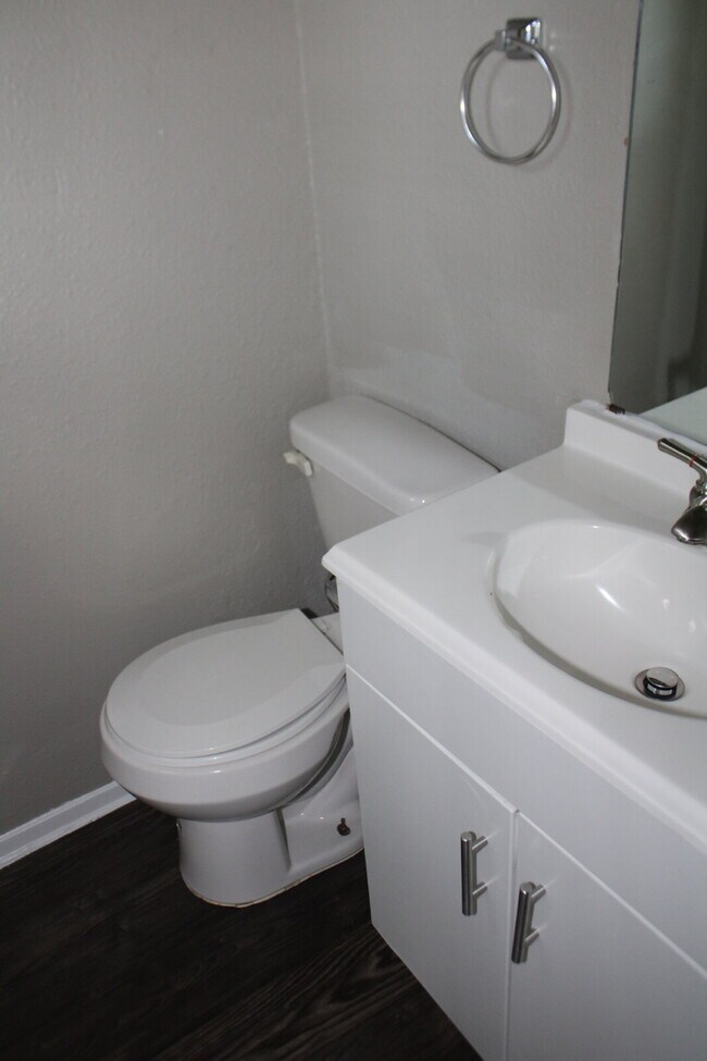 Building Photo - 526 Glen Cove St