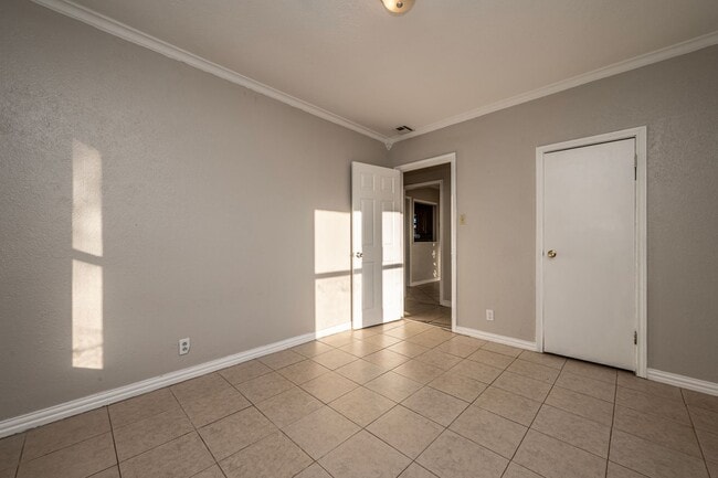 Building Photo - 3 BEDROOM 1 BATHROOM BRICK HOME FOR RENT!