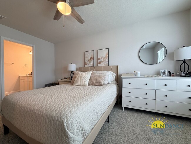 Building Photo - Stunning 3 Bedroom Townhouse in Brittany Oaks!