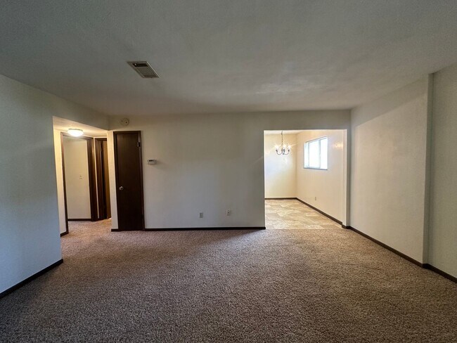 Building Photo - 2 Bedroom/1 Bath Apartment For Rent