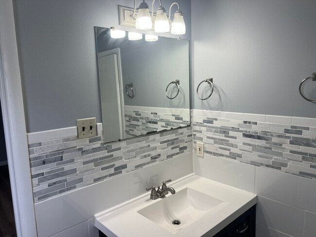 Building Photo - Updated Single Family Ranch Home with Fenc...
