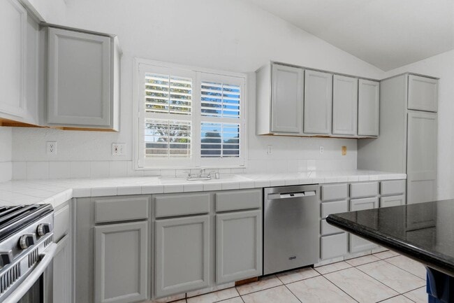 Building Photo - 3006 Mission Dr