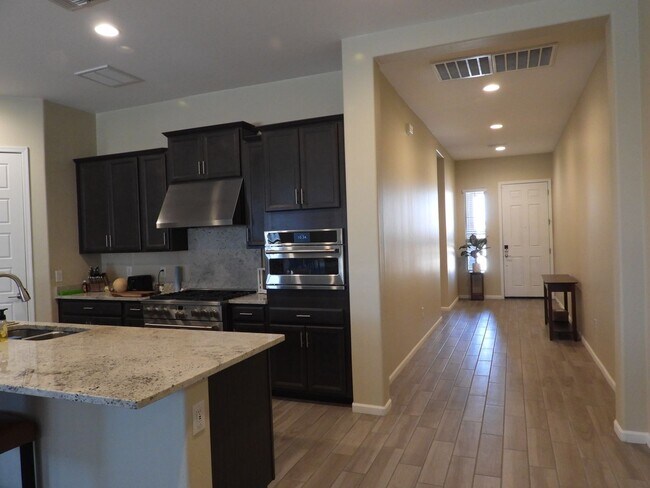 Building Photo - 3 Bedroom 2 Bathroom