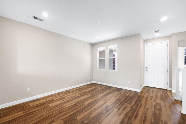 Building Photo - 3BD, 2.5BA Englewood Townhome with 2-Car Garage