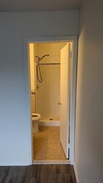 Master Bathroom - 1718 Redwood Ct