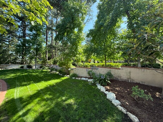 Building Photo - La Cañada Schools-  Family Home - Natural Hardwood, 2 car attached garage, Central A/C, New Appli...