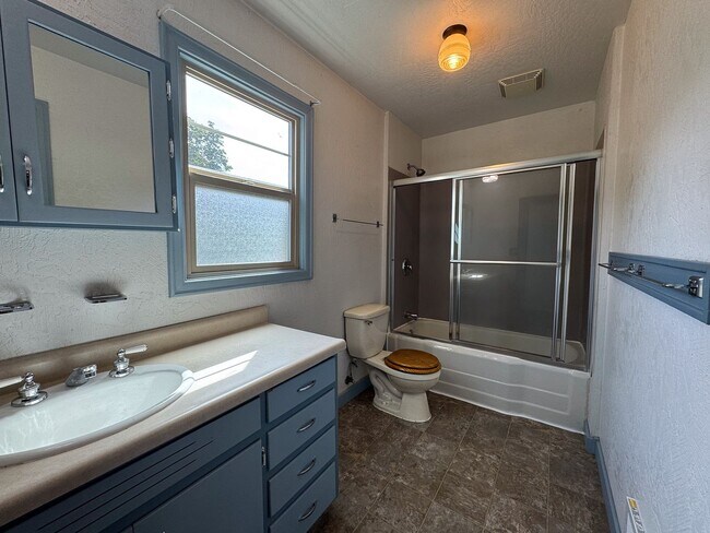 Building Photo - 3 Bed, 1.5 Bath overlooking the Rose Garden and Willamette River bike path in Whiteaker