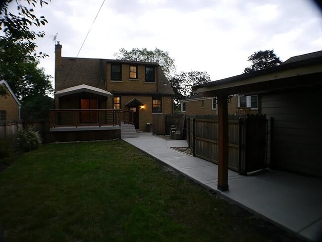 Building Photo - 2452 S 7th Ave