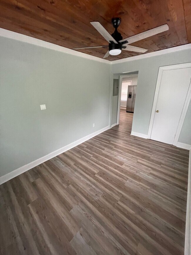 Building Photo - Cozy Upper Unit in Downtown Guyton – 2BR Living with Small-Town Charm