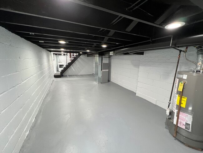 Building Photo - 931 Thomas Rd
