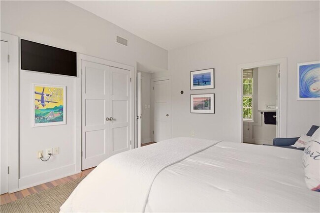 Building Photo - 364 Bellevue Ave