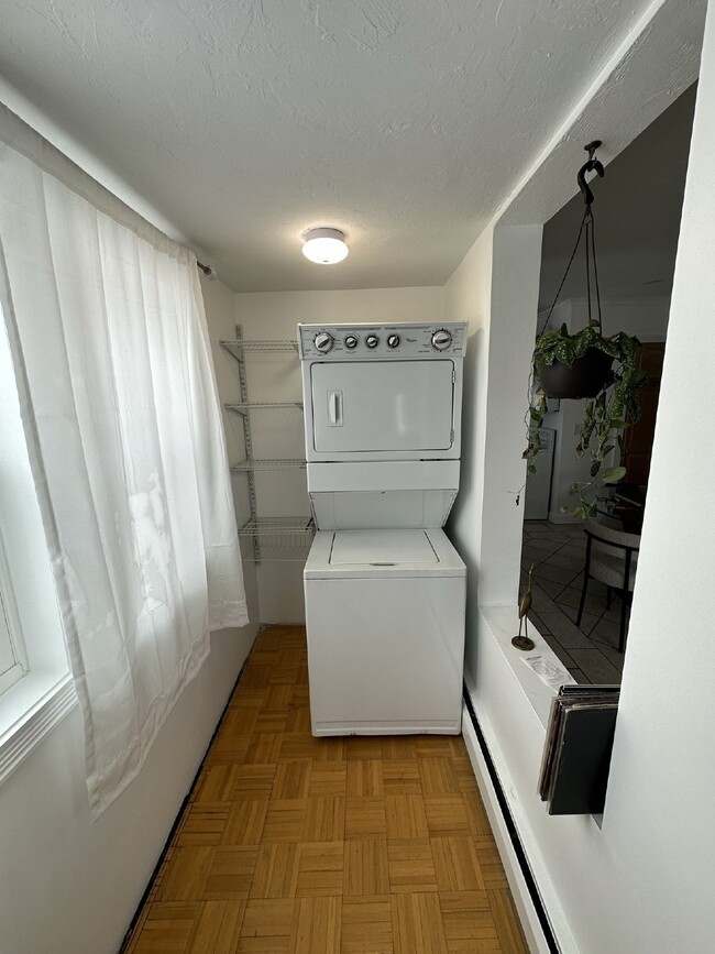 Building Photo - Luxurious 2 Bed, 2 Bath Rental on Lake Qui...