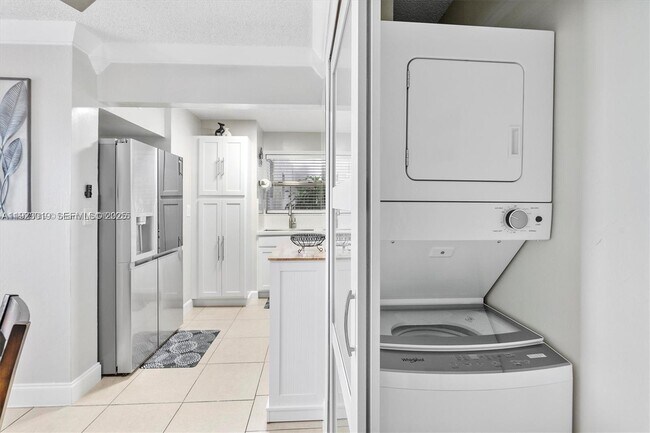 Building Photo - 8841 W Flagler St