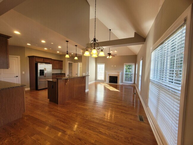 Building Photo - - Majestic 3 Bedroom 2.5 Bath + Bonus Room...