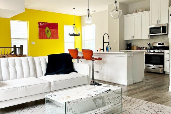 Building Photo - 2304 Live Oak St