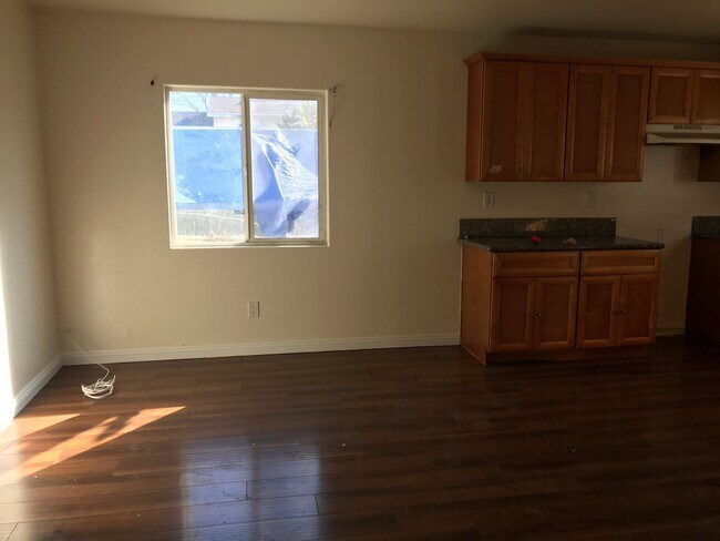 Building Photo - 83(430)