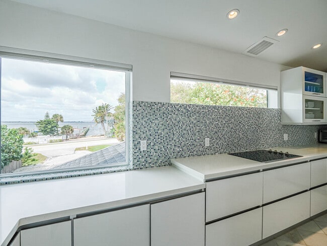 Building Photo - 12936 Jimmy Buffett Mem Hwy