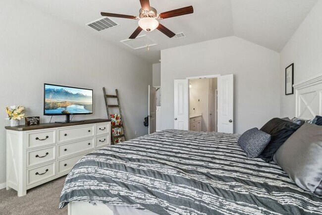 Building Photo - Spacious 1.5 Story Home with a Versatile F...