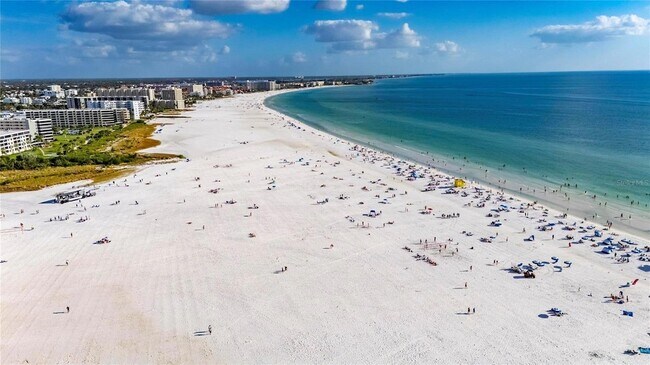 Building Photo - 2335 Oak Terrace