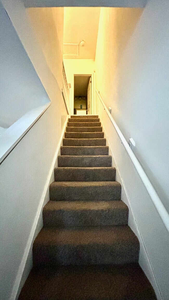 Building Photo - 348 N Newstead Ave