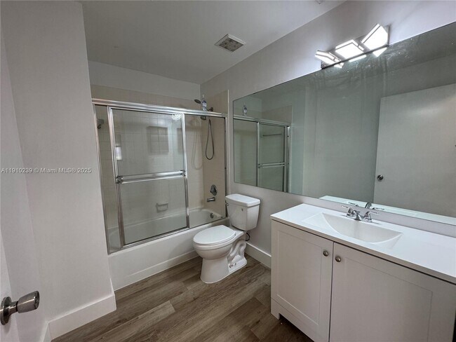 Building Photo - 573 Racquet Club Rd