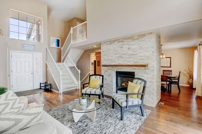 Building Photo - Beautiful luxury townhome style condominiu...