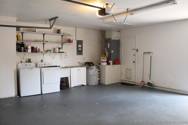Building Photo - 201 NE Midfield Ln