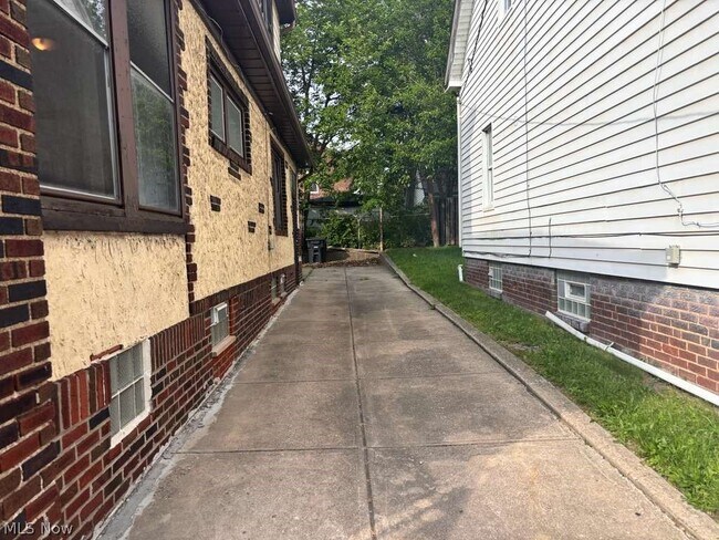 Building Photo - 907 Rondel Rd